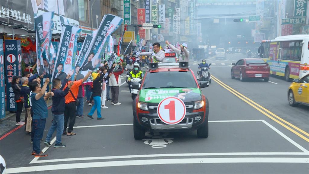 林佳龍、李坤城三重車隊掃街　支持者熱情揮手比讚