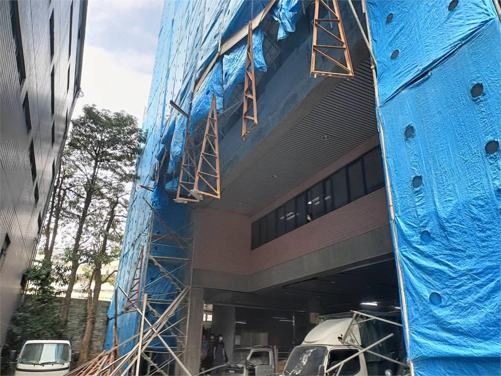 快新聞/驚!中和1工地鷹架倒塌 2工人「三層樓高墜落」急送醫治療