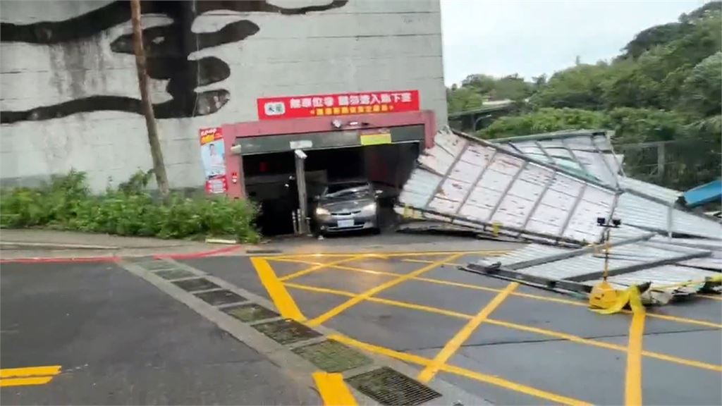基隆吹12級陣風!地下道圍牆倒 安樂區加蓋鐵皮砸落