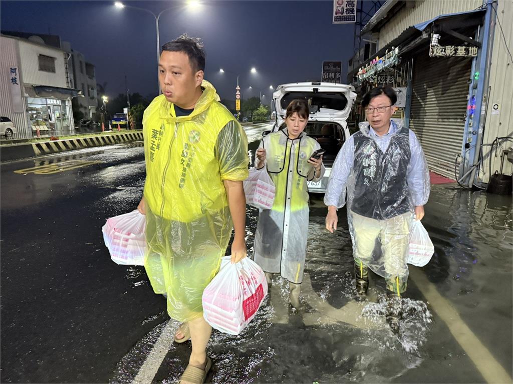 台南災民困淹水…郭國文涉水送700餐!網揪出「超猛便當本尊」驚喊:超用心
