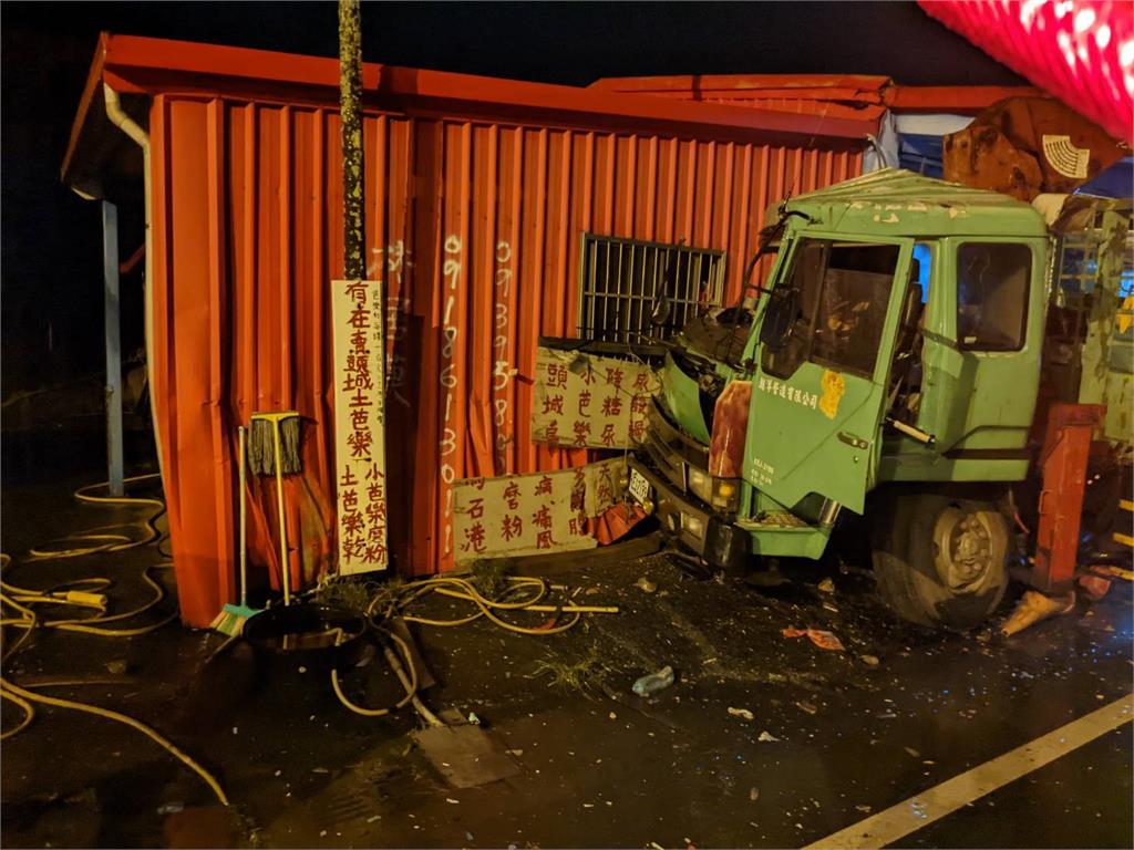 貨車駕駛疑精神不濟衝撞民宅客廳！ 車頭全毀亂成一團