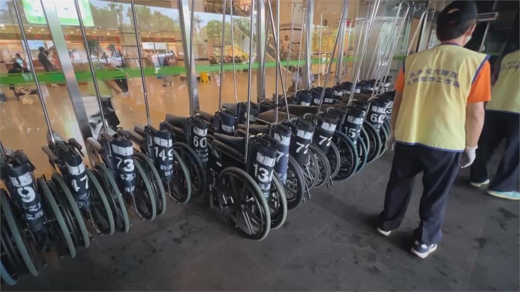 高雄「輪椅阿伯」狂飆！　車速等同一旁小貨車　警：將開罰