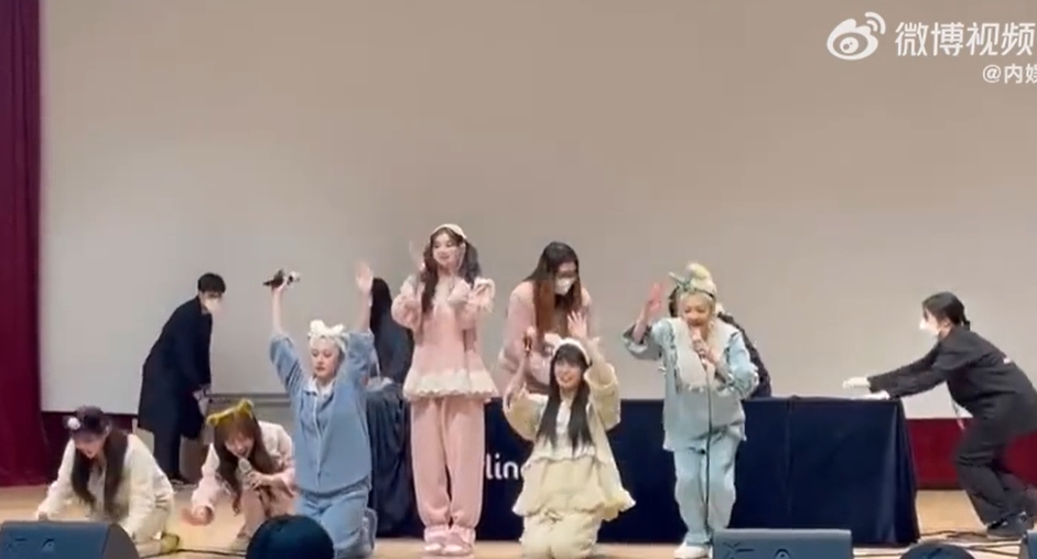 韓女團下跪「拜謝粉絲」中國成員拒做！小粉紅嗨了…網嘆：怕被出征吧