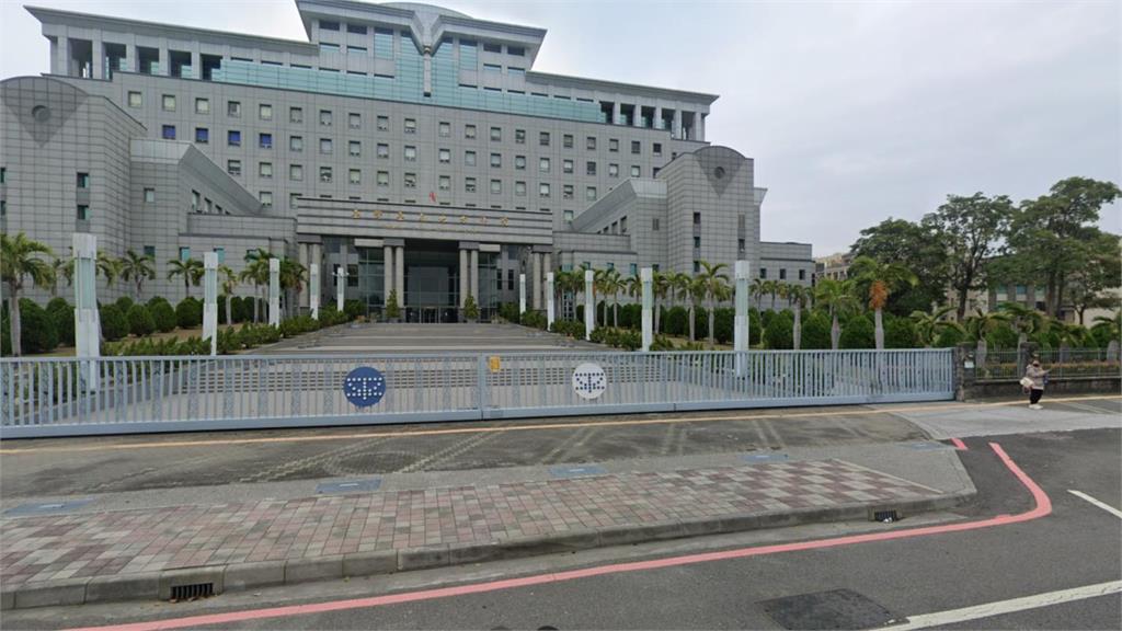 男找大學小三客廳沙發「全裸練身體」！正宮推門「無碼衝擊」崩潰提告