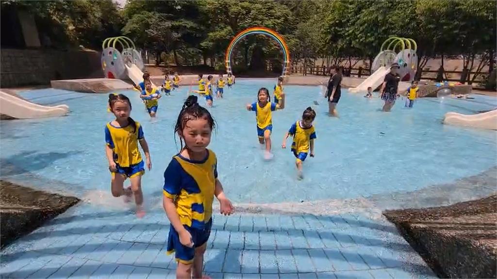 炎夏消暑衝一波　暖暖迷你戲水公園開放