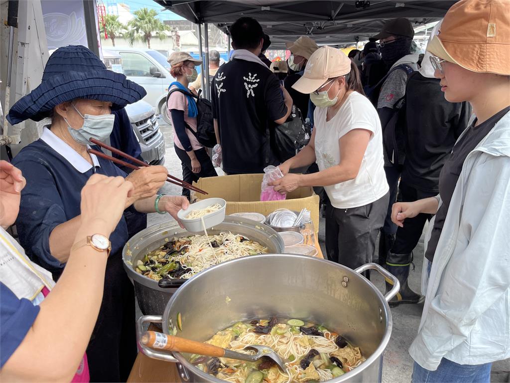 讓鏟子超人感動的"災區便當" 是這群慈濟人做的！