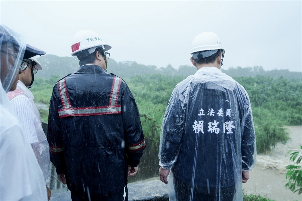 快新聞／旗山美濃豪雨停班課！賴瑞隆趕赴現場勘察　籲市民防災提高警覺