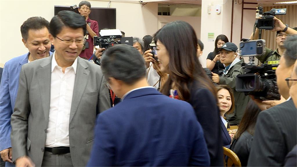 鄭麗文曾被批"政治履歷蒼白" 與黃健豪一"抱"泯恩仇