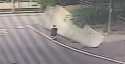 基隆水溝蓋被拉開  學生、民眾踩空雙腳傷痕累累