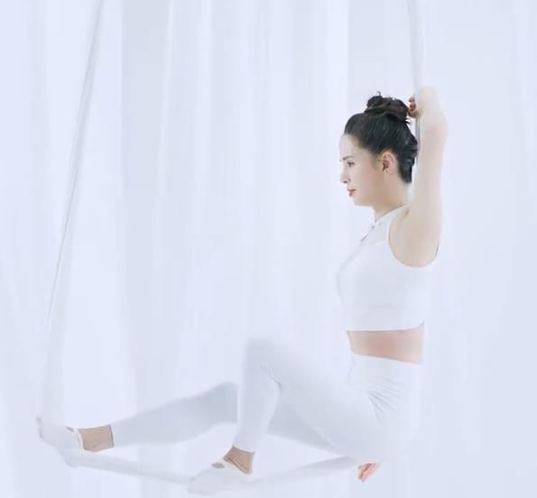 「最美小龍女」秀古墓派絕技睡繩功!仙氣噴滿1分鐘網:姑姑像26歲