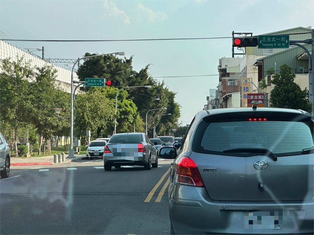 販毒害怕被跟監！　台中毒販開車分心自撞分隔島