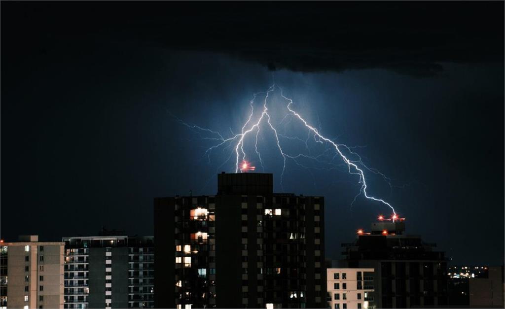 雷雨天氣不只影響交通!醫師提醒:心血管、呼吸道、心理健康都受影響
