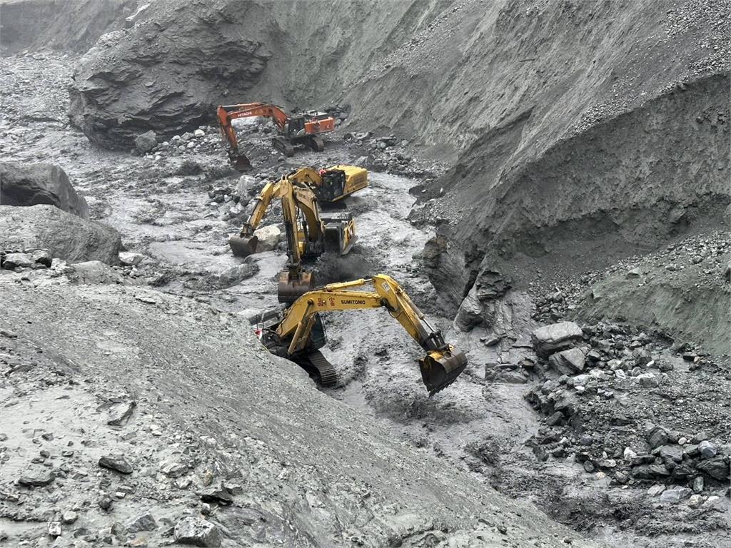 馬太鞍溪堰塞湖引流工程啟動　施工團隊抵壩頂逐步降挖