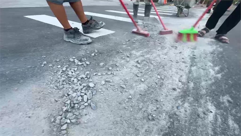 基隆麥金路砂石掉滿地 警方1.5小時逮人卻未馬上清理害人傷