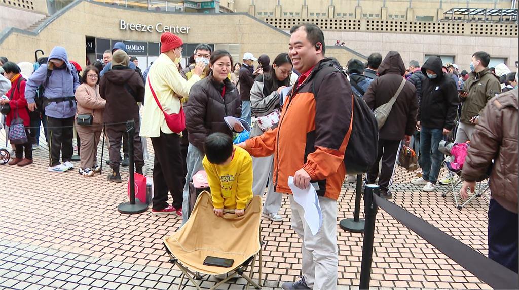 初一搶福袋! 頭獎抽名車.黃金 頭香民眾夜排2天