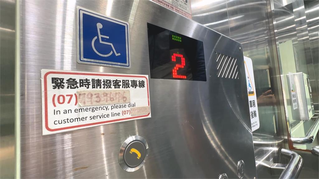 8旬翁困輕軌站電梯50分鐘 按求救鈴「無人接聽」只能念經求佛