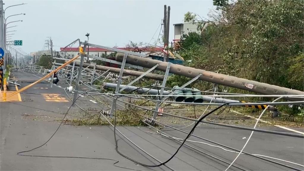 丹娜絲吹垮3座高壓電塔 雲嘉南逾54萬戶大停電、全台650支電桿倒塌