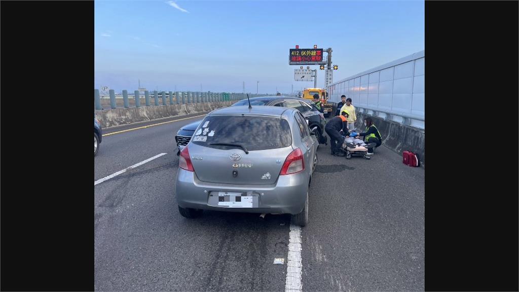 離譜!行駛右轉道鑽到直行道 因車速過猛「車體甩尾」