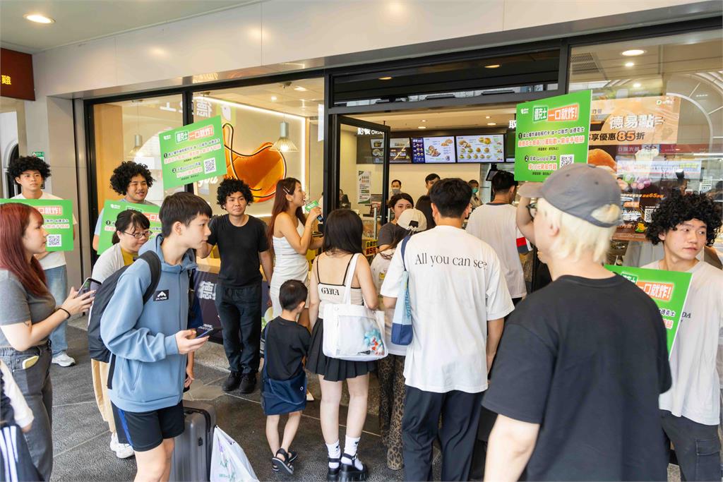 德克士「一口就炸」炸翻街頭！近百人戴爆炸頭開吃人氣手槍腿