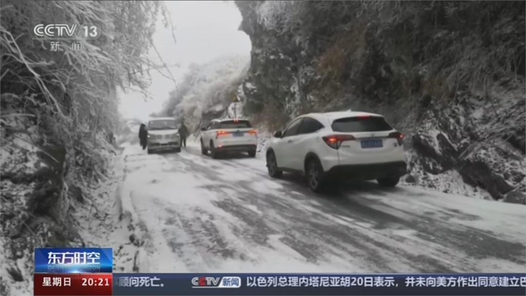 強烈寒流影響氣溫驟降　新疆暴雪上千遊客受困