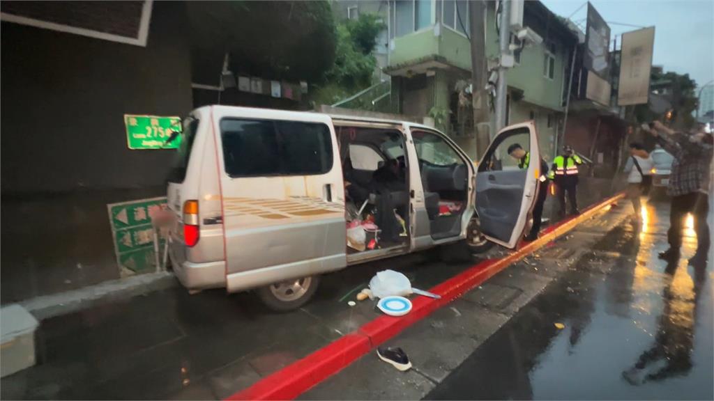廂型車逆向開上人行道撞電桿 波及2行人、駕駛傷重送醫不治