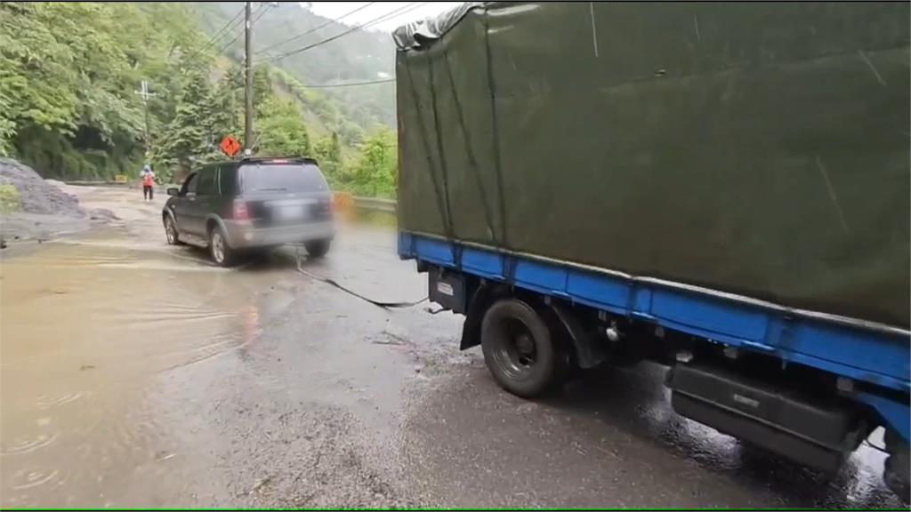 台中和平山區下大雨! 靈甫橋旁土石流汽車陷泥濘