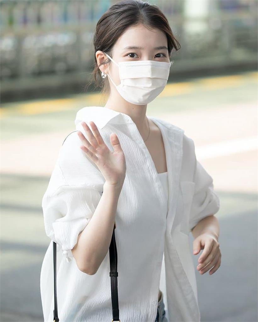 IU疑遭推擠!走路一半「突蹲下」驚險畫面流出 真實原因曝光超暖心