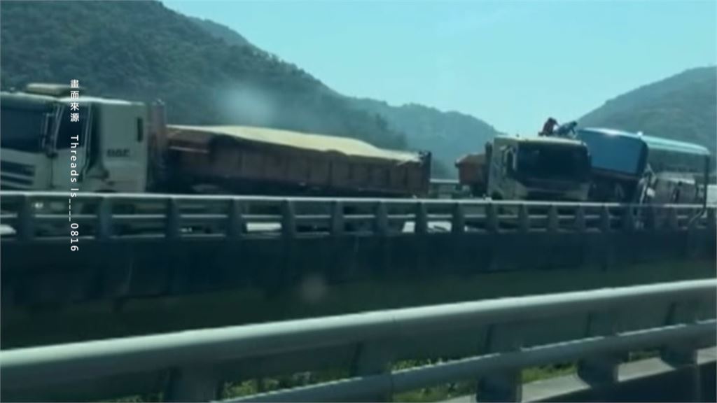 台9線觀音隧道口嚴重車禍！　2大車3小車連環撞多傷送醫