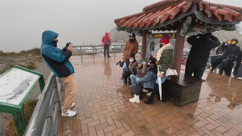 追雪兩樣情　雪山圈谷積雪「1公尺深」　合歡山溫度不夠只有雨