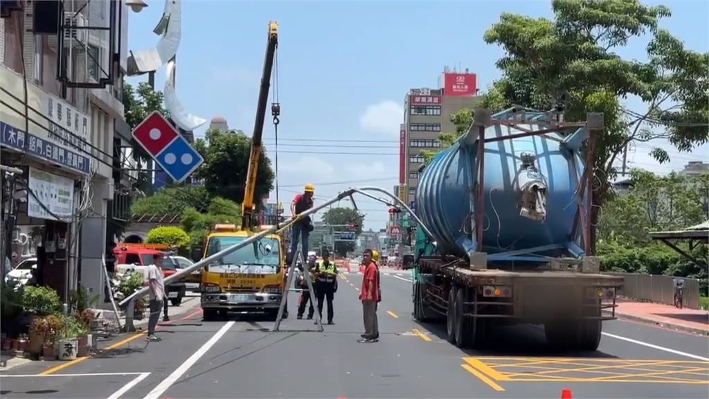 驚! 曳引車載運水泥槽勾電纜線 燈桿折腰倒下幸未無人傷