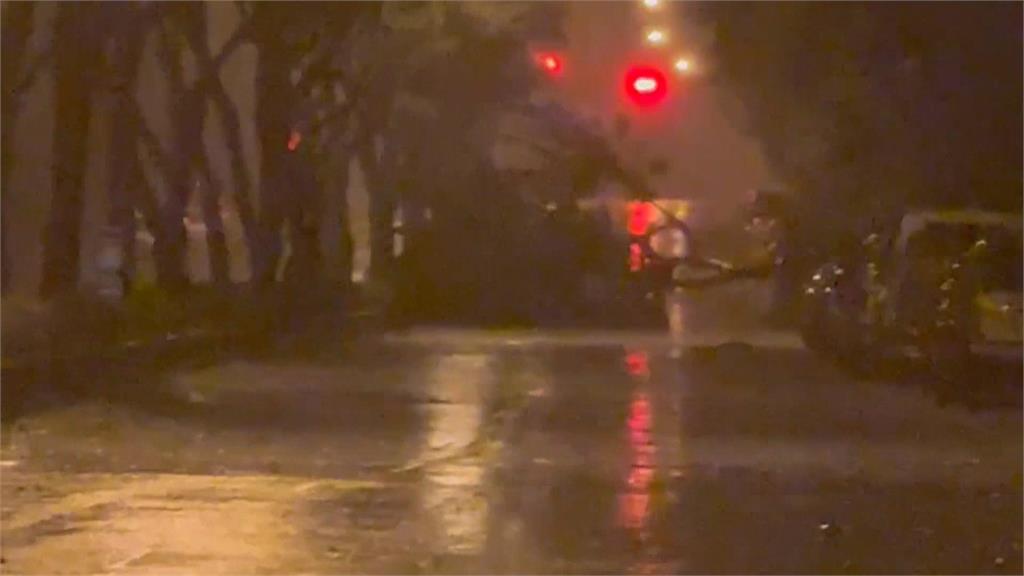 台中烏日區路樹橫躺馬路　4員警「冒雨鋸樹」民眾點讚：最帥F4