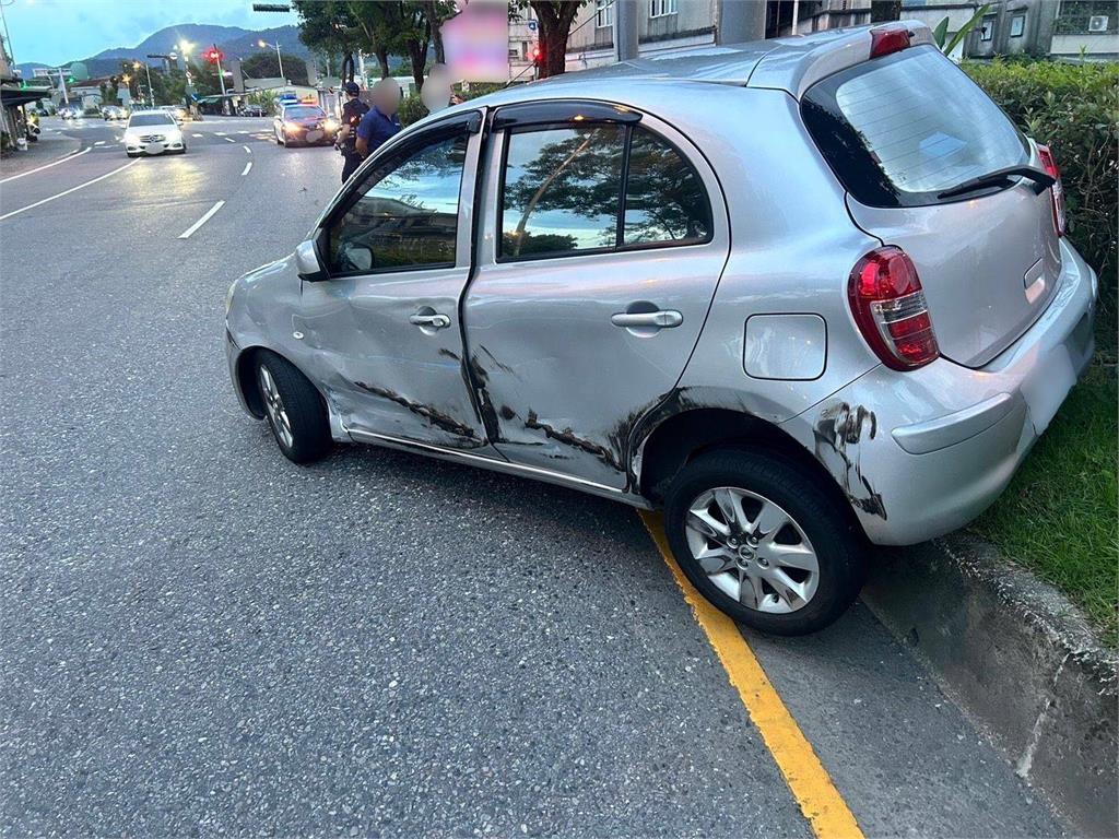 快新聞/過彎沒注意? 自小客碰撞曳引車「開上分隔島」 監視器畫面曝光
