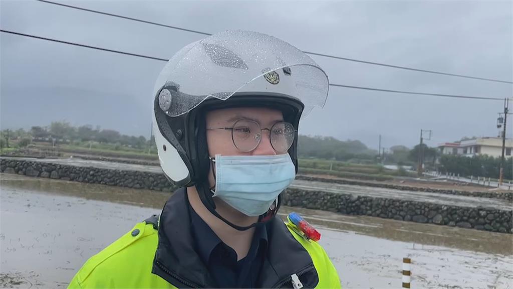 跟著導航開進「田埂小路」　休旅車轉彎翻覆「橫躺田間」