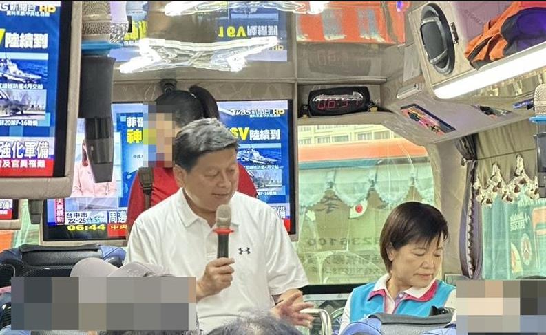 傅崐萁現身菜市場拜託「發1物」震撼畫面流出!民眾閃躲︰買菜還被迫握手
