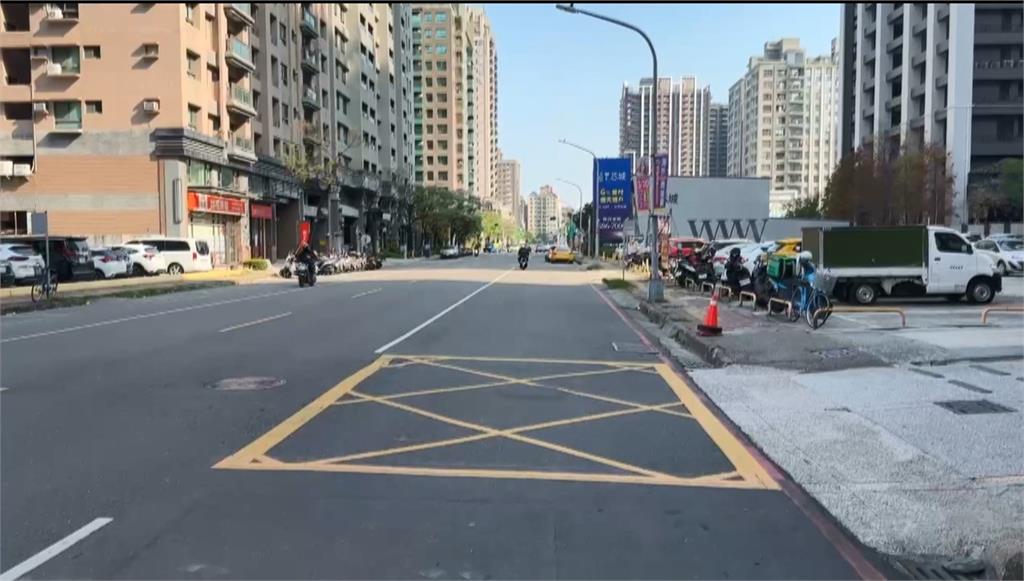 危險! 高雄疑病人擅離院還「騎車邊吊點滴」 離譜行徑都都錄