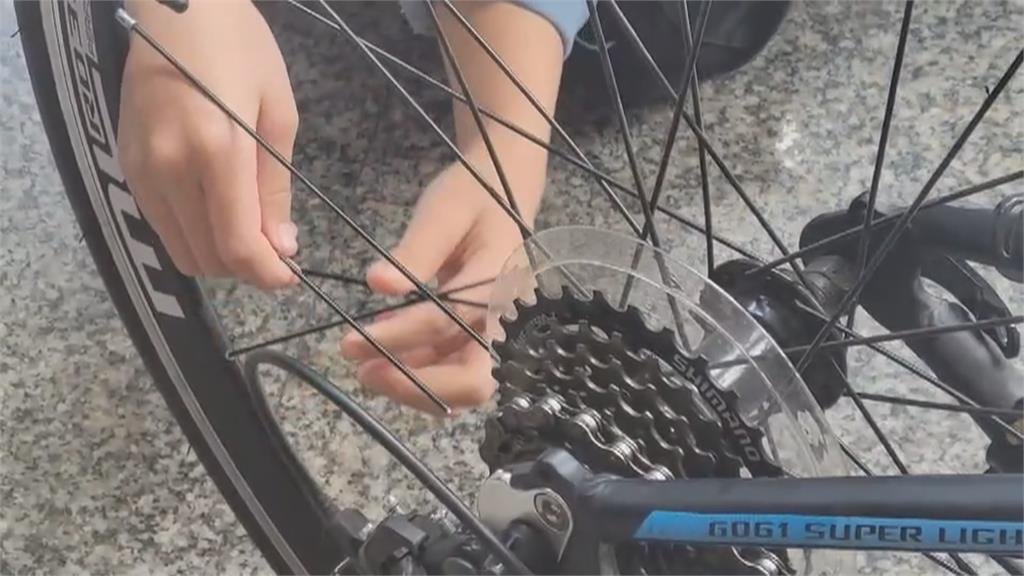 腳卡腳踏車縫!11歲男童痛到狂慘叫 警消到場急救援