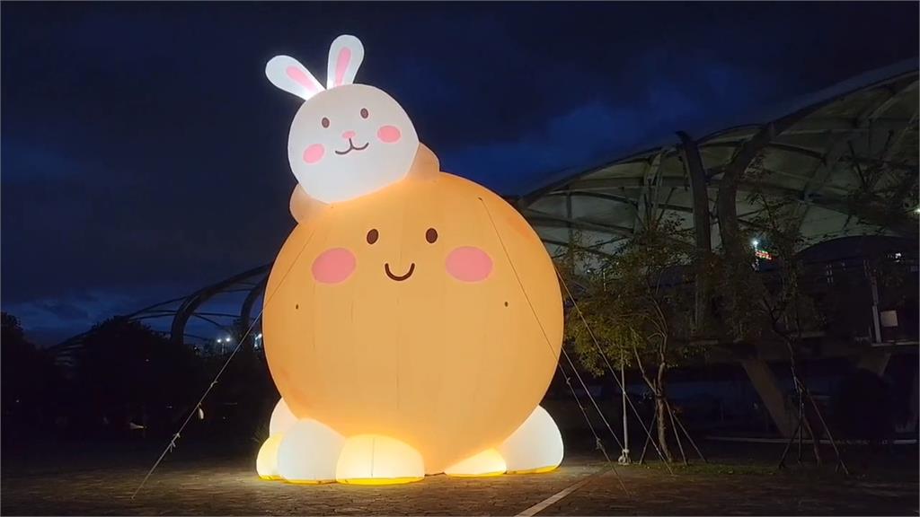 宜蘭冬山「月亮什麼冬冬」展出 11公尺超Q月球、玉兔超吸睛