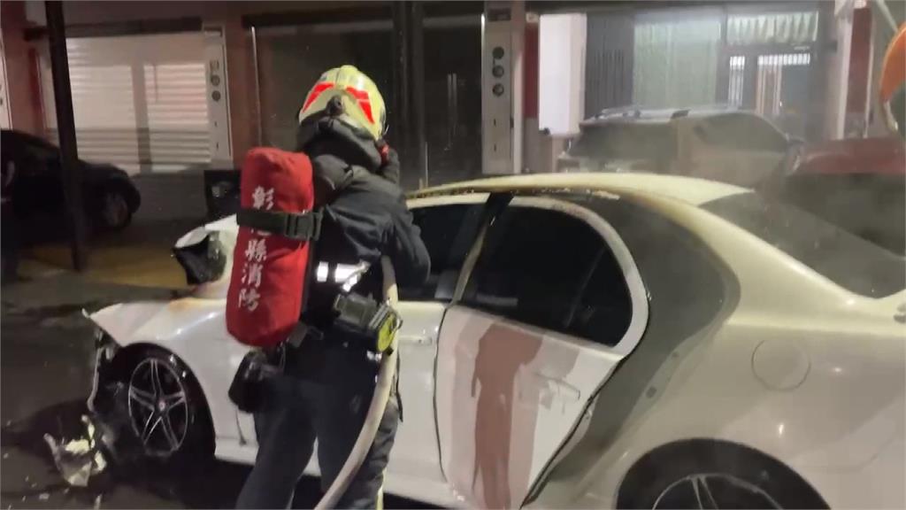 轎車撞路邊車起火駕駛受困 貨車車主及時移車救人