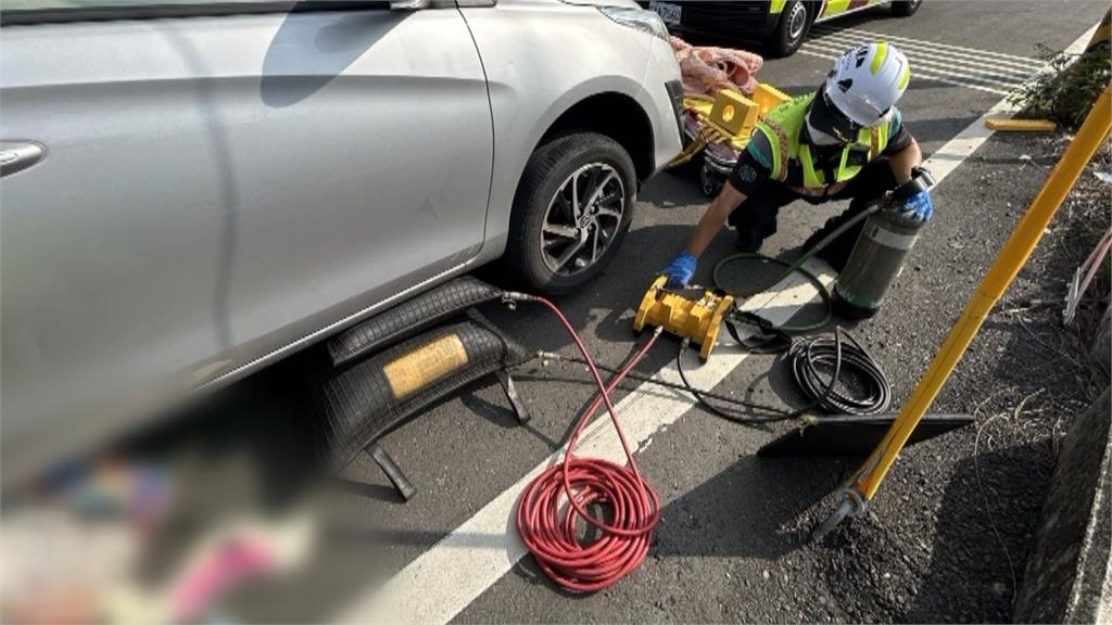 彰化永靖閃燈路口汽機車碰撞 79歲女騎士被撞卡車底傷重亡