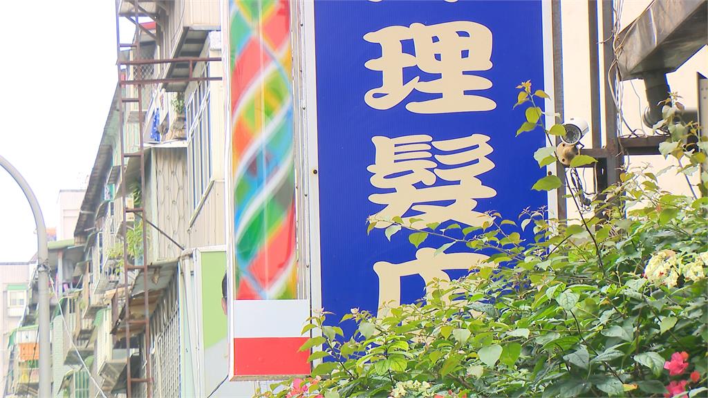 等理髮被好友潑水!2少年打一團...警到場還跳「抖音歌」