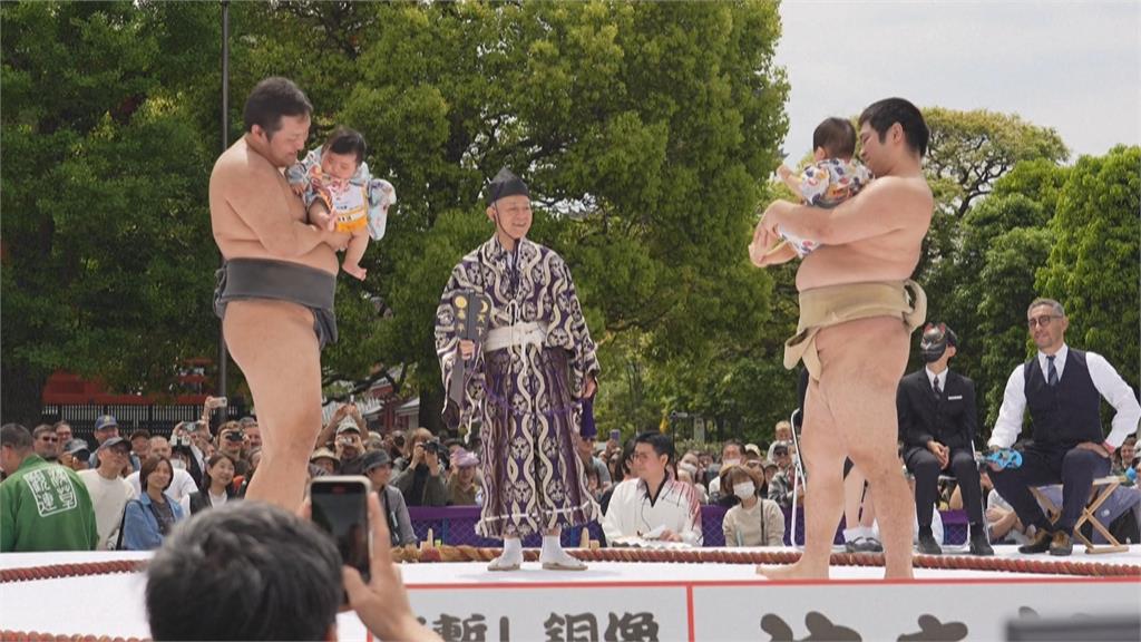日本哭泣相撲盛大舉行 約百名寶寶「比誰先放聲大哭」