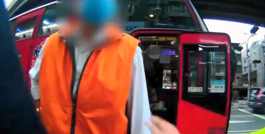 公親變事主! 單車騎士與公車糾紛 前議員金介壽下車勸阻反遭大鎖打傷