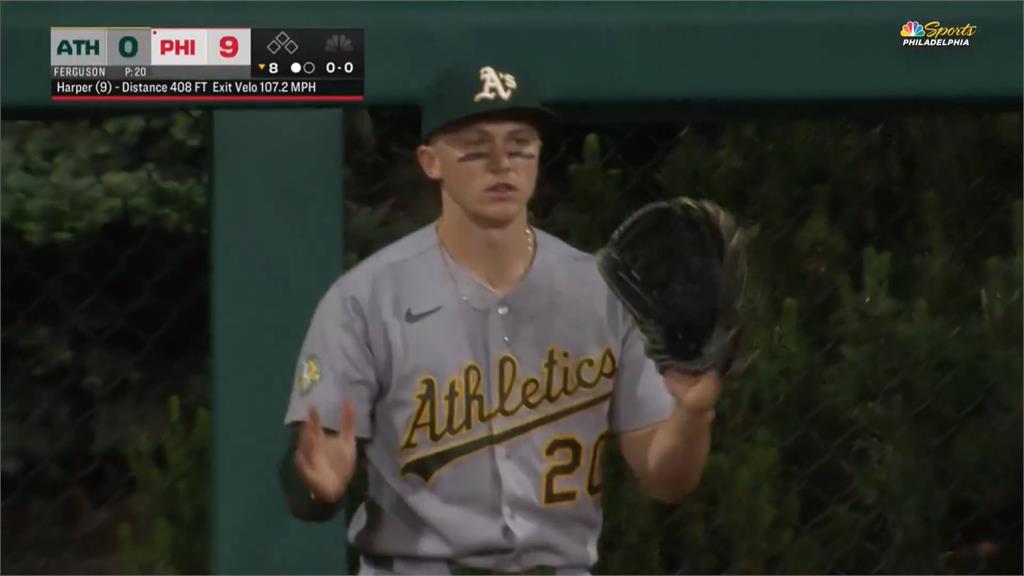 MLB(影)／全場幾乎都被騙！運動家外野「偽搶劫」戲耍費城人重砲哈波單場雙響