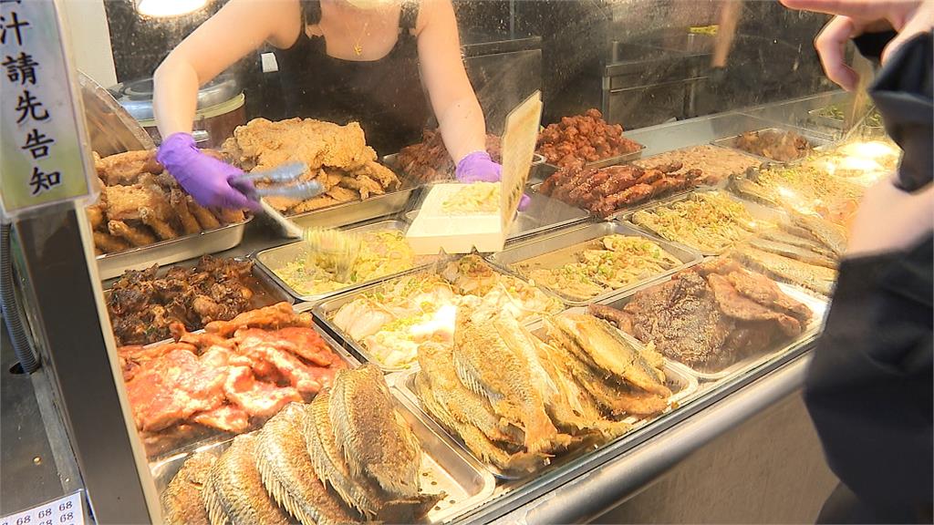 好"蜂"狂！民眾買便當驚見大黃蜂躺肉上　老闆低調致歉