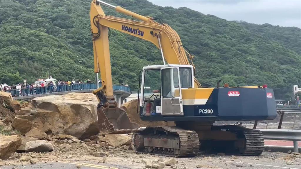 基隆潮境公園路口大面積土石崩塌　七車脫困、　２人輕傷送治