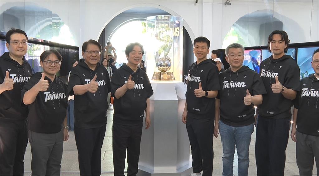 「冠軍之路」特展開幕 總統與李洋、潘傑楷合體參觀