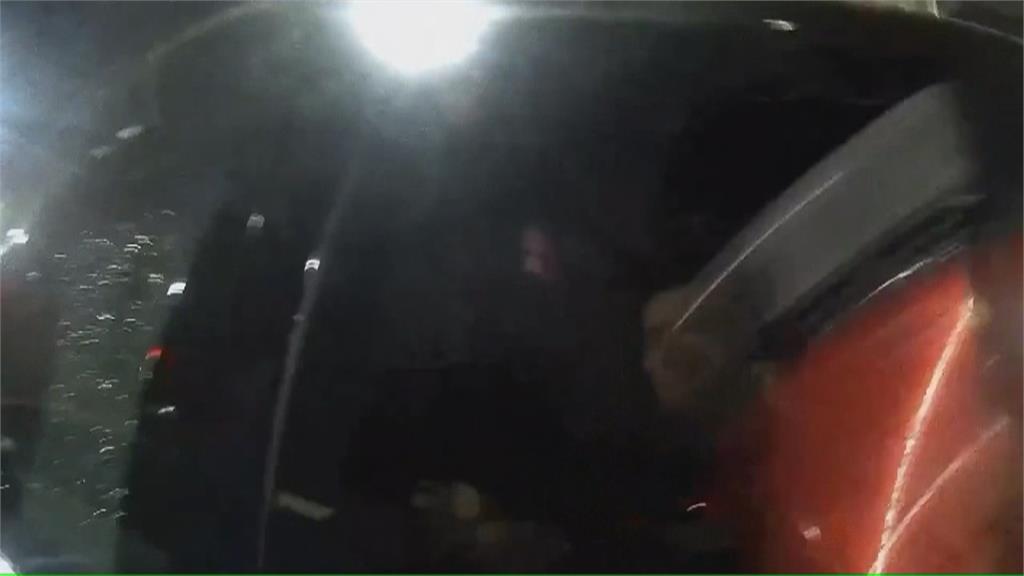 喝茫睡著! 轎車停路中"警強勢破窗" 駕駛渾身酒氣遭壓制