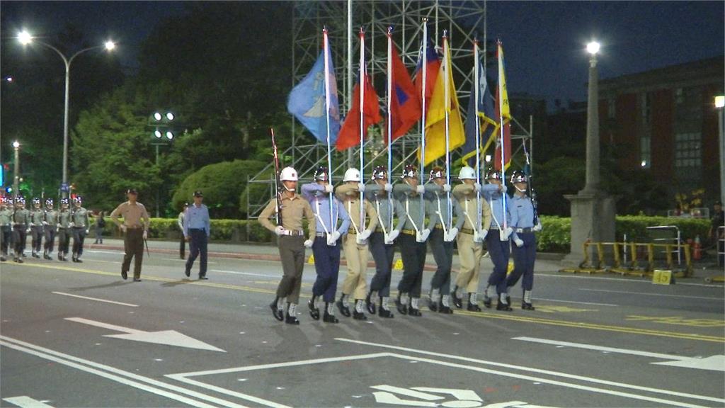 國慶空中預演震撼登場　運輸直升機懸巨幅國旗飛越總統府