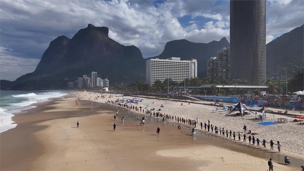 巴西里約紀念6/8世界海洋日 百人牽手串人鏈擁抱大海