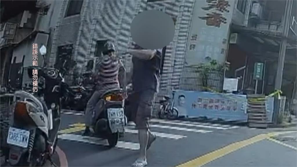女騎士轉彎未減速禮讓　行人氣炸「狠巴頭」恐挨告